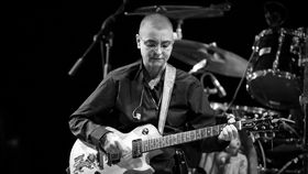 Mii de fani și-au luat rămas bun de la Sinead OʼConnor! A fost condusă pe ultimul drum în ropote de aplauze, pe hiturile lui Bob Marley
